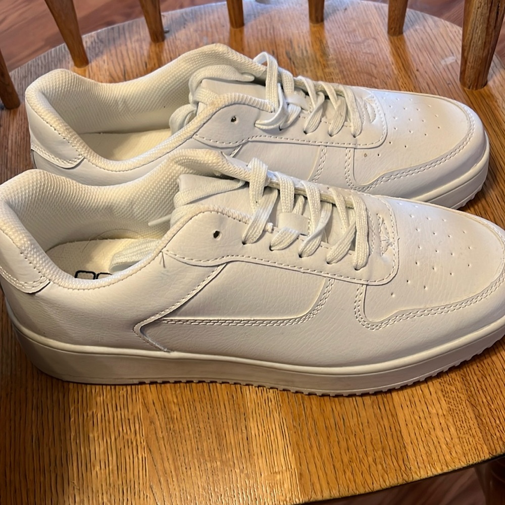 White tennis shoes
